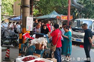 不妥！吉林主场球迷在看台扔矿泉水瓶怒砸裁判 拉拉队员一起遭殃